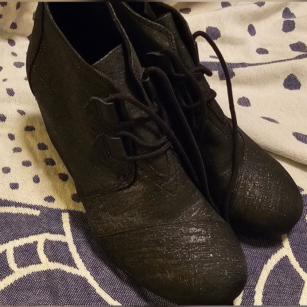 NWOT - TOMS Women's Kala Wedge Booties - 8.5 - Black Metallic